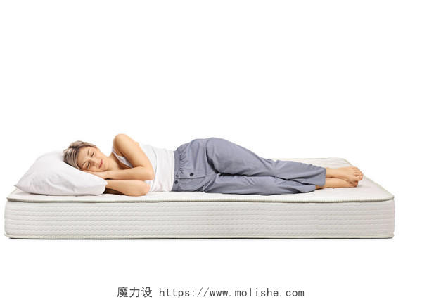 穿着睡衣的年轻女子睡在舒适的床垫上世界睡眠日
